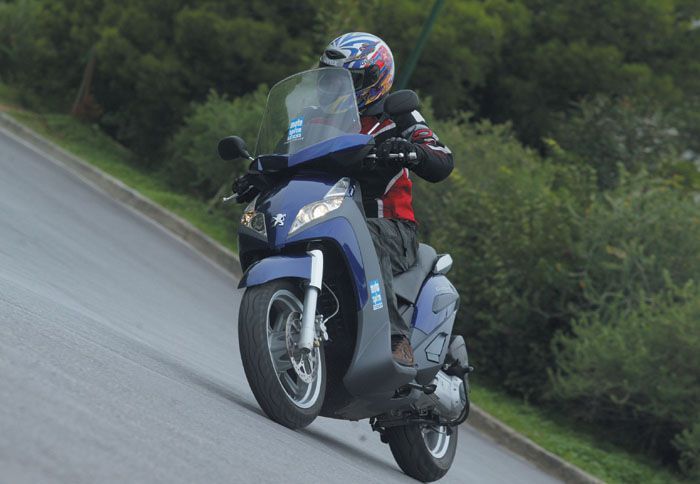 Μια δεκάδα πρακτικών scooter, που τα κάνουν όλα και συμφέρουν, με το κόστος κτήσης να κυμαίνεται στα 4.000 ευρώ.